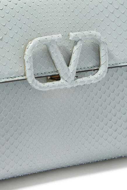 حقيبة جلد بشعار V